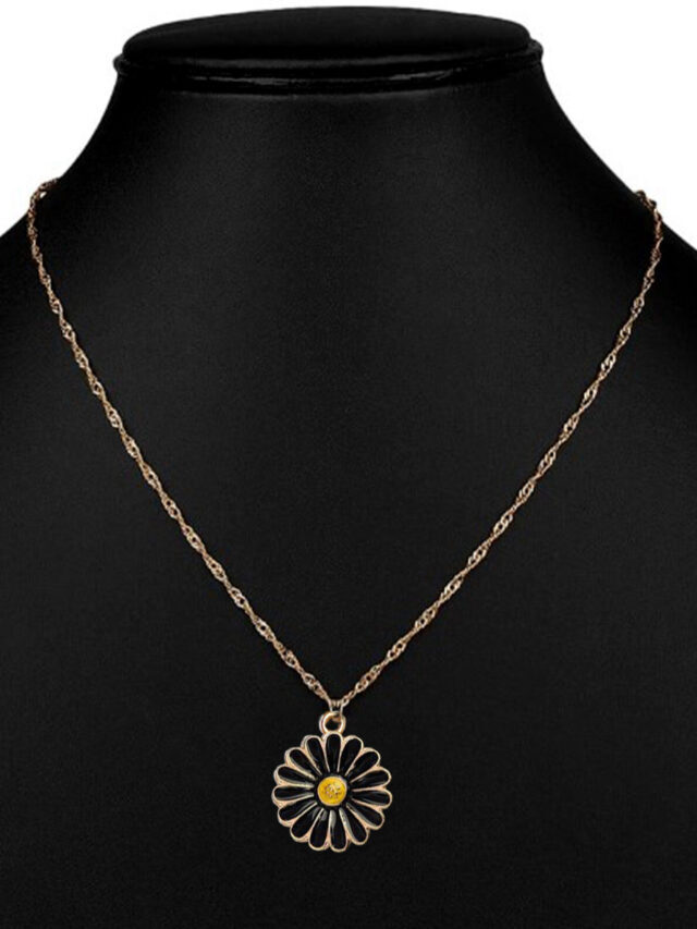 Daisy pendant necklace